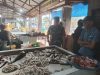 Babinsa Desa Dendang Monitoring Harga di Pasar Tradisional