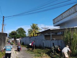 Ciptakan Keindahan dan Kebersihan Lingkung Babinsa Kampong Damai Bersama Warga Gotong Royong