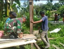 Babinsa Koramil 1710-07/Mapurujaya Gotong Royong Bantu Pembuatan Rumah Masyarakat Binaan