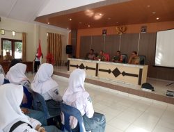 Babinsa Jangkar Asam Hadiri Giat Sosialisasi dan Pembekalan Anggota Paskibra Kecamatan Gantung 