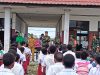 Dandim 1715/Yahukimo Serahkan Bantuan KASAD Tas dan Seragam Sekolah kepada Anak Sekolah di Dekai Yahukimo