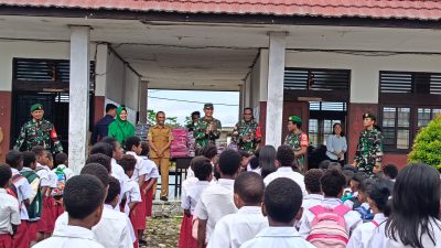 Dandim 1715/Yahukimo Serahkan Bantuan KASAD Tas dan Seragam Sekolah kepada Anak Sekolah di Dekai Yahukimo