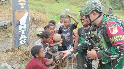 Satgas Yonif 715/Mtl Laksanakan Jumat Berkah Dengan Berbagi Makanan Kepada Anak Binaan