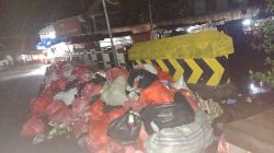 Tumpukan Sampah di Jembatan Jalan Trem Ganggu Pengguna Jalan dan Timbulkan Bau Tak Sedap