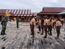 Tanamkan Disiplin Sejak Dini, Babinsa Koramil Mapurujaya Latih PBB Siswa Sekolah Dasar