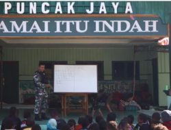 Peduli Pendidikan Anak-Anak, Anggota Kodim 1714/Puncak Jaya Memberikan Materi Calistung Kepada Pengungsi