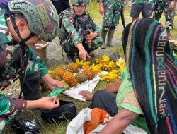 Personel Satgas Gelar Pengobatan Gratis di Puncak Jaya