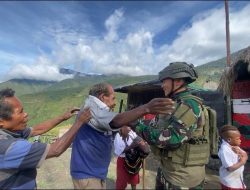 Peduli Sesama, Satgas Pamtas RI-PNG Yonif 112/DJ Bagikan Pakaian di Kampung Jigobak