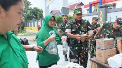 Prajurit Kodim 1710/Mimika Bagikan Takjil Ramadhan