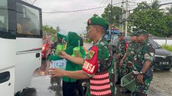 Terus Tebar Kebaikan Selama Ramadhan, Prajurit dan Persit Koramil Agimuga Berbagi Takjil