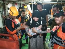 Wisatawan Dievakuasi Usai Kapal Mati Mesin di Perairan Semujur