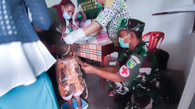 Peduli Kesehatan Ibu dan Bayi, Satgas TMMD Gelar Posyandu dan Berikan Makanan Tambahan