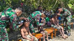 Terapkan Pola Hidup Rapih, Satgas Yonif 715/Mtl Berikan Layanan Potong Rambut Gratis dan Gunting Kuku kepada Masyarakat Puncak Jaya