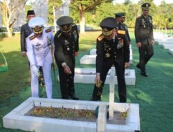 Doa, Karangan Bunga, dan Tabur Haru di Pusara Pahlawan Bangsa