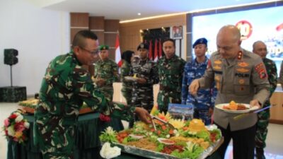 Kapolda Babel Kejutkan TNI dengan Tumpeng Persaudaraan